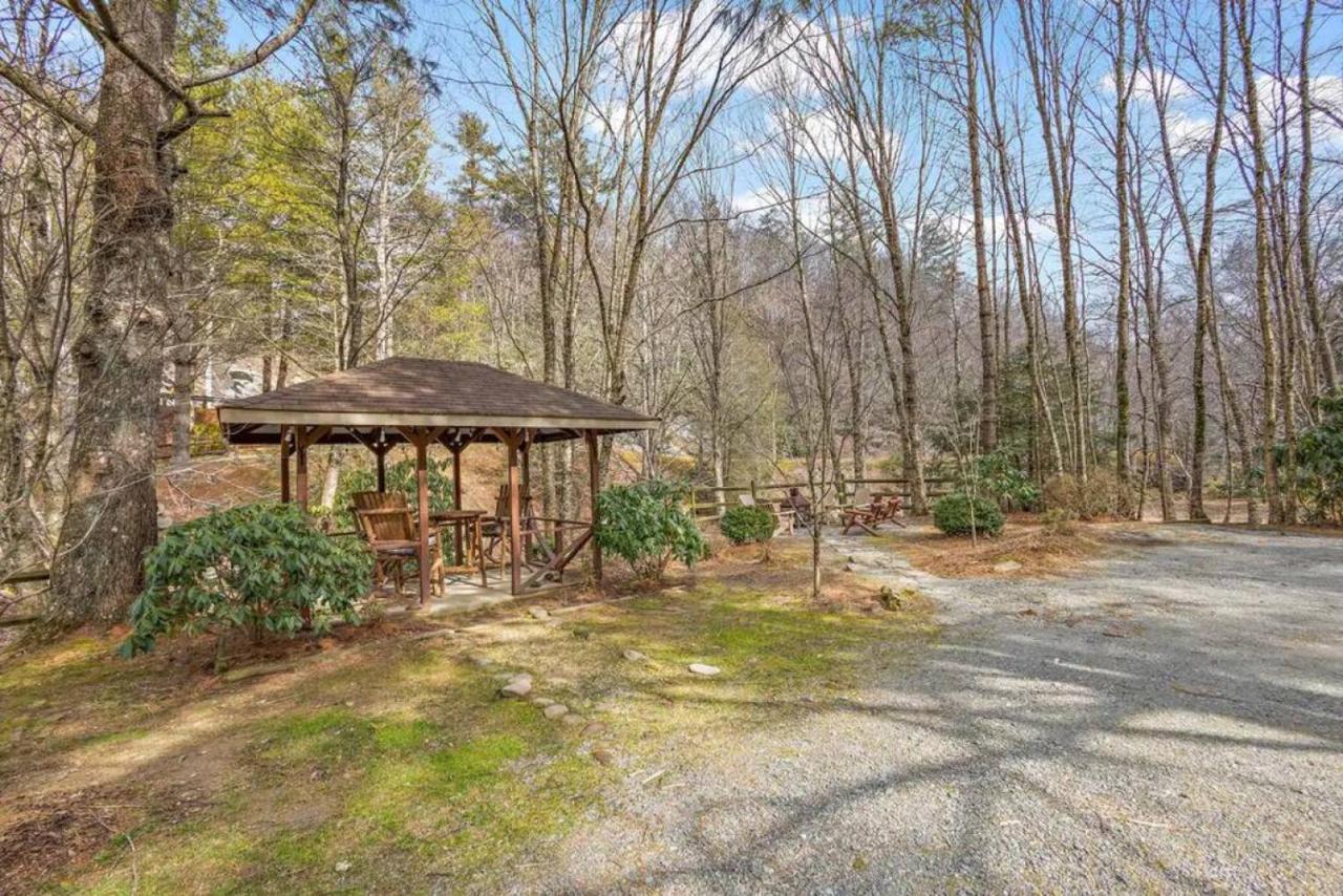 Classic Log Cabin With Fireplace On Quiet River Blowing Rock Exterior foto