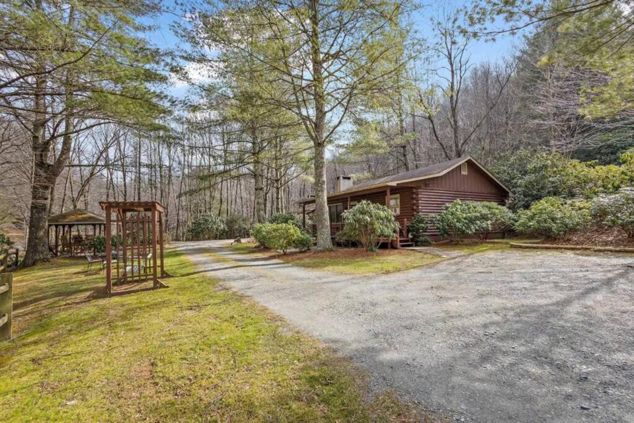 Classic Log Cabin With Fireplace On Quiet River Blowing Rock Exterior foto